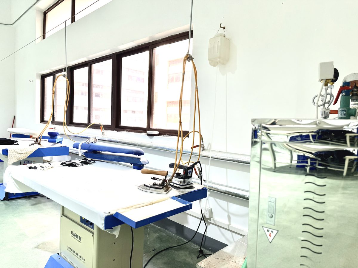 Industrial ironing and pressing station