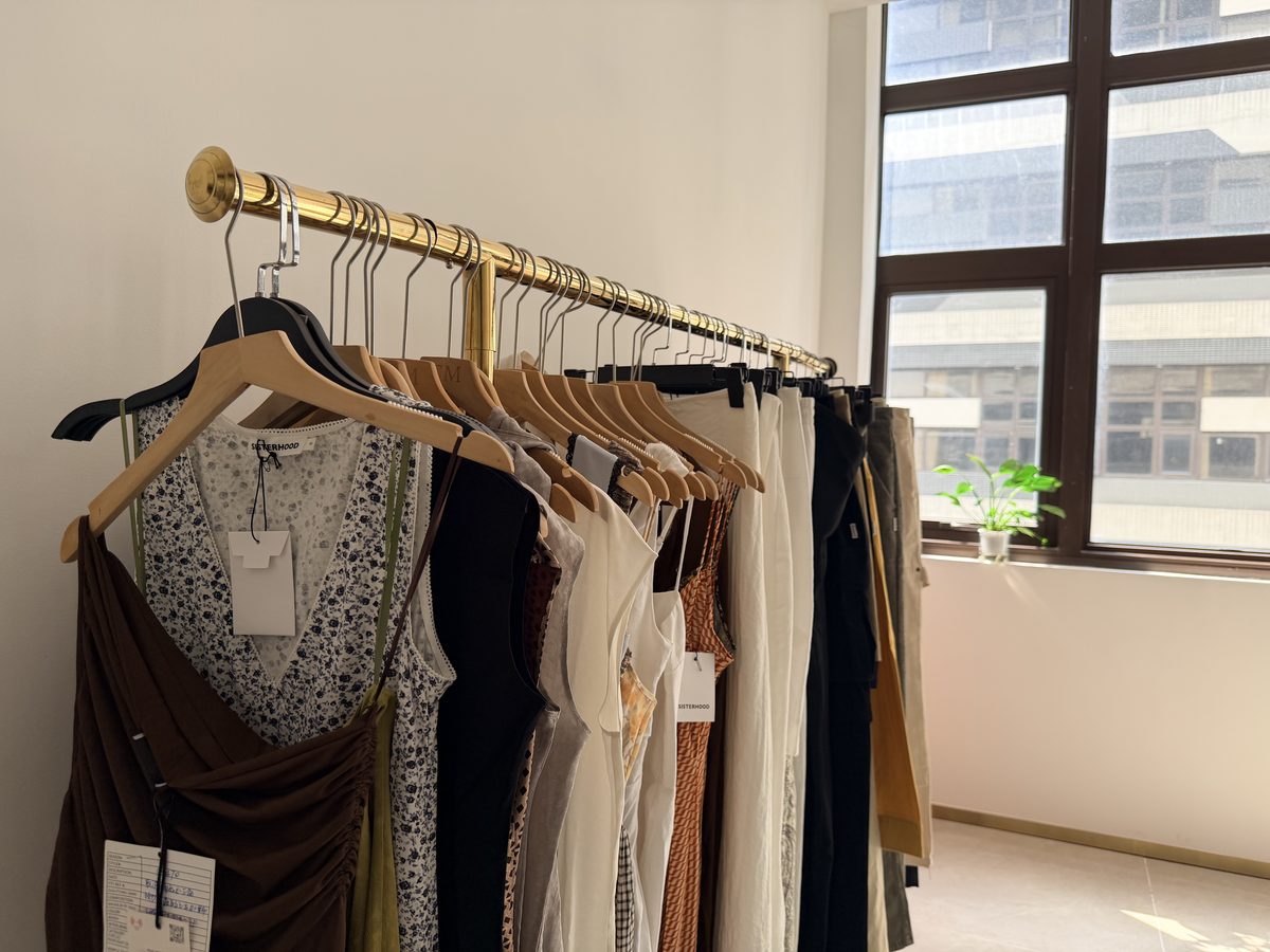 Sample display rail with finished garments